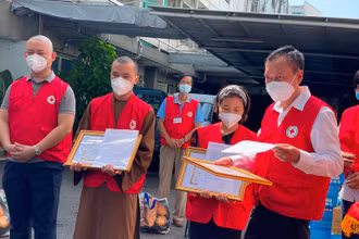 Hội Chữ thập đỏ TP Hồ Chí Minh khen thưởng đột xuất các tình nguyện viên Câu lạc bộ “Chuyến xe nghĩa tình”.