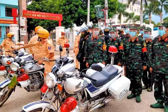 Những chiến sĩ áo xanh tuần tra cùng các lực lượng tại Phù Yên.