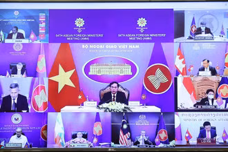 Bộ trưởng Bộ Ngoại giao Bùi Thanh Sơn phát biểu trực tuyến tại điểm cầu Hà Nội. (Ảnh: TTXVN)