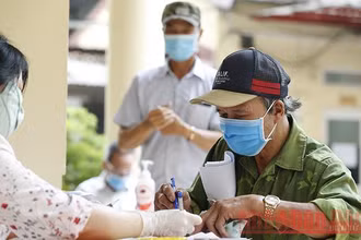 Chi trả tiền hỗ trợ Covid-19 cho người dân ở Hà Nội. (Ảnh: Duy Linh)