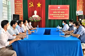 Các phóng viên làm việc với lãnh đạo Huyện ủy Cư Kuin.