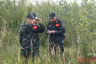 Thành viên đội tuyển Địa hình quân sự thực hành huấn luyện nội dung "Cắt góc phương vị" tại thao trường Alabino. Ảnh: TRỌNG HẢI