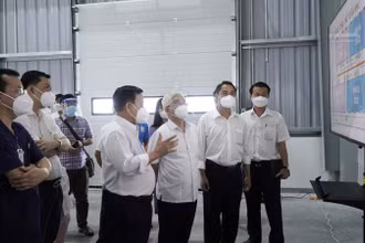 Bí thư Tỉnh ủy Bình Dương Nguyễn Văn Lợi (thứ 3 từ phải sang) và lãnh đạo Tổng Công ty Becamex IDC tham quan Khu điều trị bệnh nhân Covid-19 Thới Hòa.