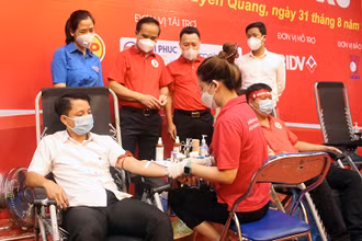 Cán bộ, công chức tỉnh Tuyên Quang tham gia hiến máu tình nguyện.