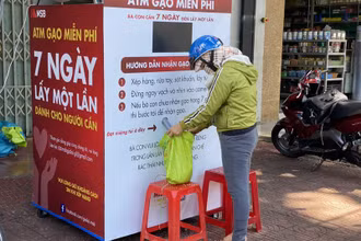 Chị Nguyễn Thị Mỹ Dung (tổ 6, phường Diên Hồng, TP Pleiku) đến nhận gạo tại cây “ATM gạo” do MSB Gia Lai tổ chức. (Ảnh: HÀ ĐỨC THÀNH)