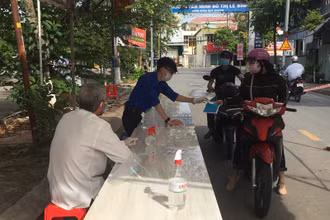 Chốt kiểm soát phường Lê Bình, quận Cái Răng, TP Cần Thơ kiểm tra người dân thực hiện Chỉ thị 16.