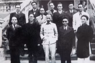 Chính phủ lâm thời nước Việt Nam Dân chủ Cộng hòa, tháng 9/1945 (Hàng đầu, từ trái sang phải: Võ Nguyên Giáp - Bộ trưởng Nội vụ; Luật sư Vũ Đình Hòe - Bộ trưởng quốc gia Giáo dục; Chủ tịch Hồ Chí Minh, kiêm Bộ trưởng Ngoại giao; Trần Huy Liệu - Bộ trưởng Thông tin, Tuyên truyền; Nguyễn Văn Tố - Bộ trưởng Cứu tế). Ảnh: Tư liệu.