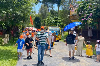 Hướng dẫn viên du lịch đã phải tìm nhiều nghề khác để mưu sinh khi dịch Covid-19 đóng băng hoạt động du lịch (Ảnh:ST)