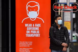 Người dân London (Anh) tuân thủ quy định đeo khẩu trang trong lúc chờ xe buýt, tháng 6/2020. (Ảnh: Reuters)