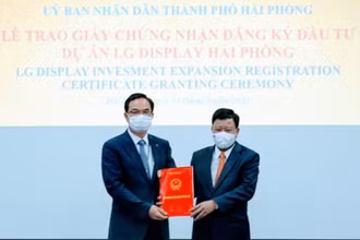 Trưởng Ban Quản lý khu kinh tế Hải Phòng trao giấy chứng nhận đầu tư tăng thêm cho lãnh đạo Công ty TNHH LG Display Việt Nam, Hải Phòng.