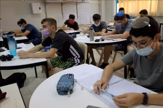 Học sinh đeo khẩu trang phòng dịch COVID-19 tại trường học ở Modiin, Israel, ngày 24/6/2021. Ảnh: THX/TTXVN