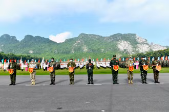 Đại diện Ban Tổ chức trao cờ lưu niệm tặng các Đoàn tuyển thủ quân đội các nước tham dự.