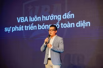 Ông Trần Chu Sa, Giám đốc Điều hành VBA 2021 ghi nhận những đóng góp hết mình của các Câu lạc bộ.