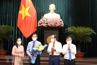 Ông Phan Văn Mãi nhận hoa chúc mừng của các vị lãnh đạo TP Hồ Chí Minh. (Ảnh: TTXVN)