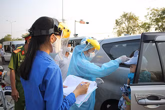 Đoàn viên, thanh niên tình nguyện hỗ trợ lực lượng tuyến đầu phòng, chống dịch Covid-19.