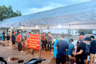 Lấy mẫu xét nghiệm Covid-19 cho lái xe vận tải ở Hải Phòng.