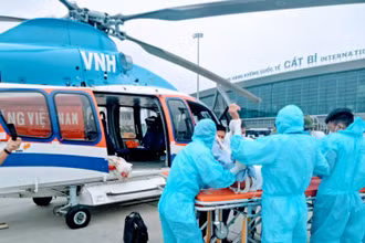 Chuyến bay đưa bệnh nhân từ đảo Bạch Long Vĩ xa xôi nhanh chóng về đất liền cứu chữa kịp thời.
