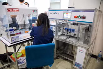 Một nhân viên kỹ thuật đang vận hành hệ thống chiết vaccine Autovacc ở trường ĐH Chulalongkorn. (Ảnh: Reuters)