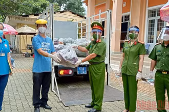 Đại diện Văn phòng Cơ quan Cảnh sát Điều tra Bộ Công an trao quà cho lãnh đạo UBND phường 27, quận Bình Thạnh (TP Hồ Chí Minh) sáng 15/8.