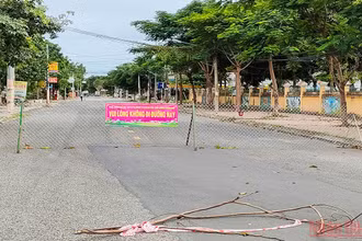 Một khu vực đường Lê Văn Tám, phường 1, thành phố Cao Lãnh (gần nhà hai bệnh nhân nhiễm Covid-19 bị phong tỏa.