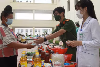 Các tình nguyện viên phát hàng hỗ trợ cho các bệnh nhân.