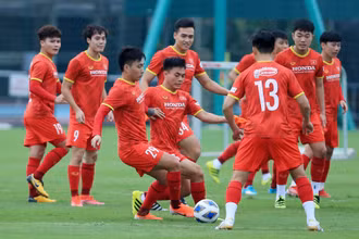 Các tuyển thủ trong buổi tập chiều 18/8. (Ảnh: VFF)
