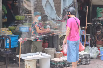 Giá trứng ở chợ dân sinh Hà Nội tăng cao.