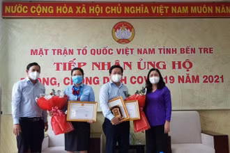 Lãnh đạo tỉnh Bến Tre trao bằng khen và kỷ niệm chương cho VietinBank vì những đóng góp trong công tác phòng, chống dịch Covid-19. 