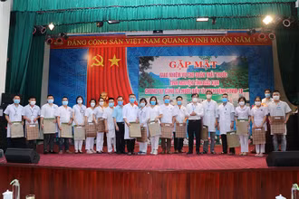 Lãnh đạo Sở Y tế Bắc Kạn tặng quà, động viên 18 bác sĩ, nhân viên y tế. 