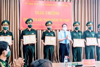 Lãnh đạo UBND TP Hải Phòng biểu dương, khen thưởng các tập thể và cá nhân có thành tích xuất sắc.