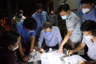Lực lượng chức năng xây dựng phương án thiết lập các chốt kiểm tra tại các cửa ngõ ra vào thị xã Hồng Lĩnh.