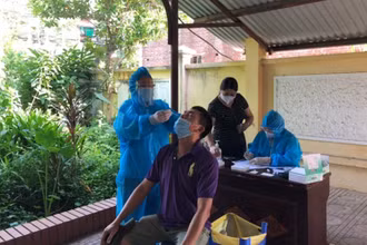 Các nhân viên y tế đang lấy mẫu test nhanh.