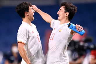 Các thành viên tuyển Olympic Tây Ban Nha ăn mừng sau chiến thắng nghẹt thở. (Ảnh: Reuters)