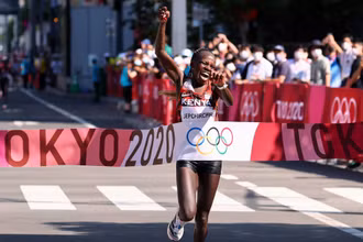 Peres Jepchirchir ăn mừng sau khi giành tấm huy chương vàng marathon nữ. (Ảnh: Reuters)
