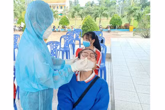 Xét nghiệm thí sinh dự thi ở huyện Châu Phú.