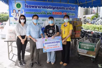 Đại diện bệnh viện Charoenkrung Pracharak tiếp nhận các phần quà từ Phở Vân.