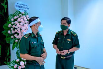 Đại diện Đảng ủy, Bộ Chỉ huy BĐBP TP Hồ Chí Minh động viên, chia buồn cùng gia đình Trung tá Trương Minh Dũng.