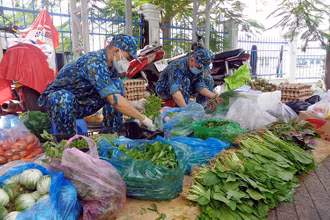 Chuẩn bị thực phẩm cho người dân.
