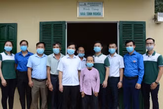 Trao nhà tình nghĩa cho gia đình bà Hà Thị Kỷ, xã Thịnh Hưng, huyện Yên Bình.