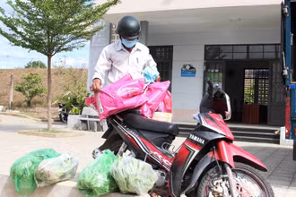Chú Phan Hữu Tín “ship” quà về cho công nhân khu trọ.