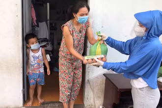 Trao quà hỗ trợ cho những hộ nghèo tại phường 7, TP Vũng Tàu (Bà Rịa-Vũng Tàu).