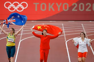 Shiying Liu (giữa) ăn mừng sau khi giành huy chương vàng ném lao nữ. (Ảnh: Reuters)