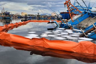 Tàu cá bị chìm một phần gây sự cố tràn dầu đã được xử lý tạm thời. Ảnh: Hoàng Hiệp/Báo Đà Nẵng