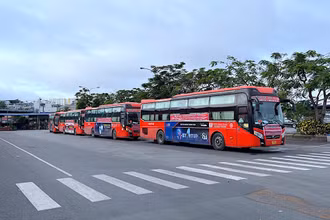 Đoàn xe chở công dân Cà Mau hồi hương tập kết tại TP. Hồ Chí Minh sáng 14/8.