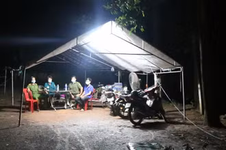 Công an xã Tân Lập, huyện Đồng Phú, tỉnh Bình Phước trực chốt 24/24 giờ để giữ vững “vùng đai xanh”.
