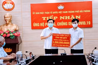 Ủy ban MTTQ Việt Nam thành phố Hải Phòng tiếp nhận kinh phí đóng góp vào Quỹ phòng, chống Covid-19 của các tầng lớp nhân dân.