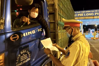 Lực lượng Cảnh sát giao thông, Công an TP Hồ Chí Minh kiểm tra phương tiện qua các chốt kiểm soát.