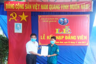 Đồng chí Mẫu Thái Phương, Bí thư Huyện ủy Bác Ái (Ninh Thuận) trao quyết định kết nạp đảng viên mới đảng viên Ka Xá Hà Phong.