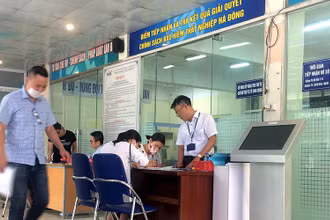 Người lao động đến làm thủ tục hưởng chính sách bảo hiểm thất nghiệp và tìm việc làm mới tại Trung tâm giới thiệu việc làm số 2, quận Hà Đông (Hà Nội). (Ảnh: ANH SƠN).