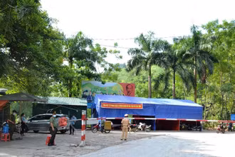 Lập chốt tại xã Long Khánh giáp ranh với tỉnh Yên Bái để kiểm soát người và phương tiện từ vùng dịch vào huyện Bảo Yên, tỉnh Lào Cai.
